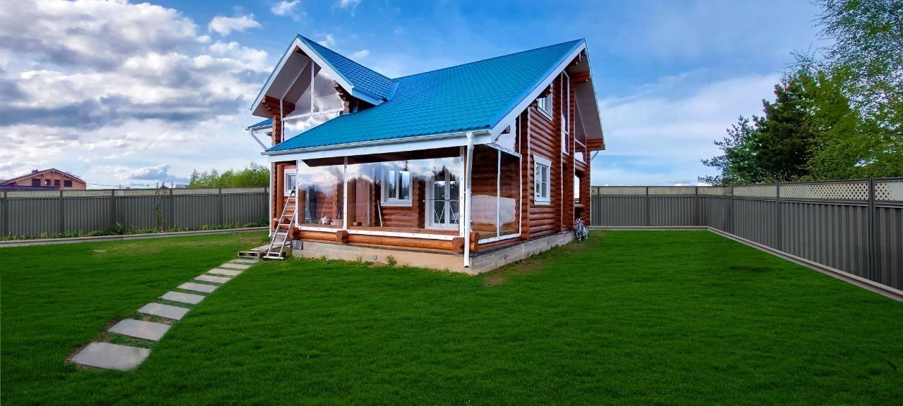Мягкие окна на веранде загородного дома в городе Поворино
